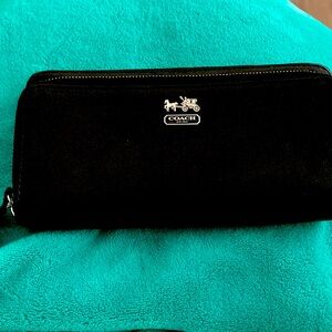 COACH Double Zip Wallet-Black. Interior pockets. 1 exterior pocket on back. EUC.